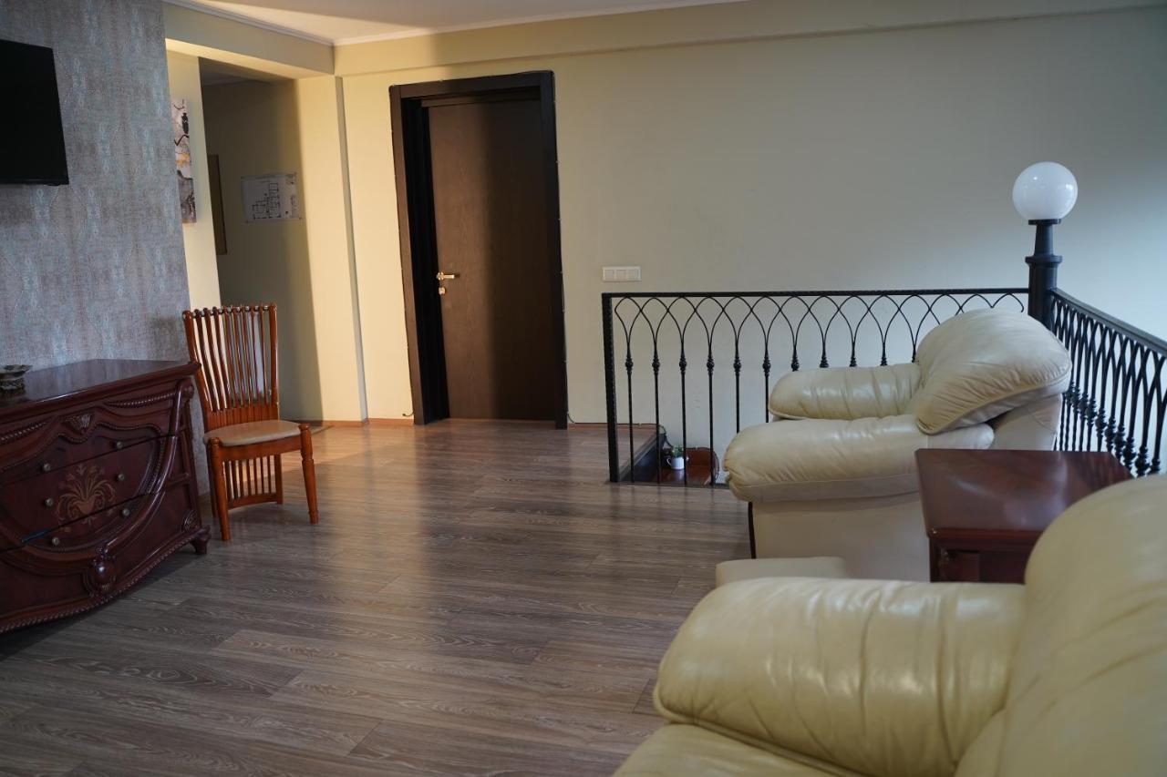 Aura Plaza Hotel 3*